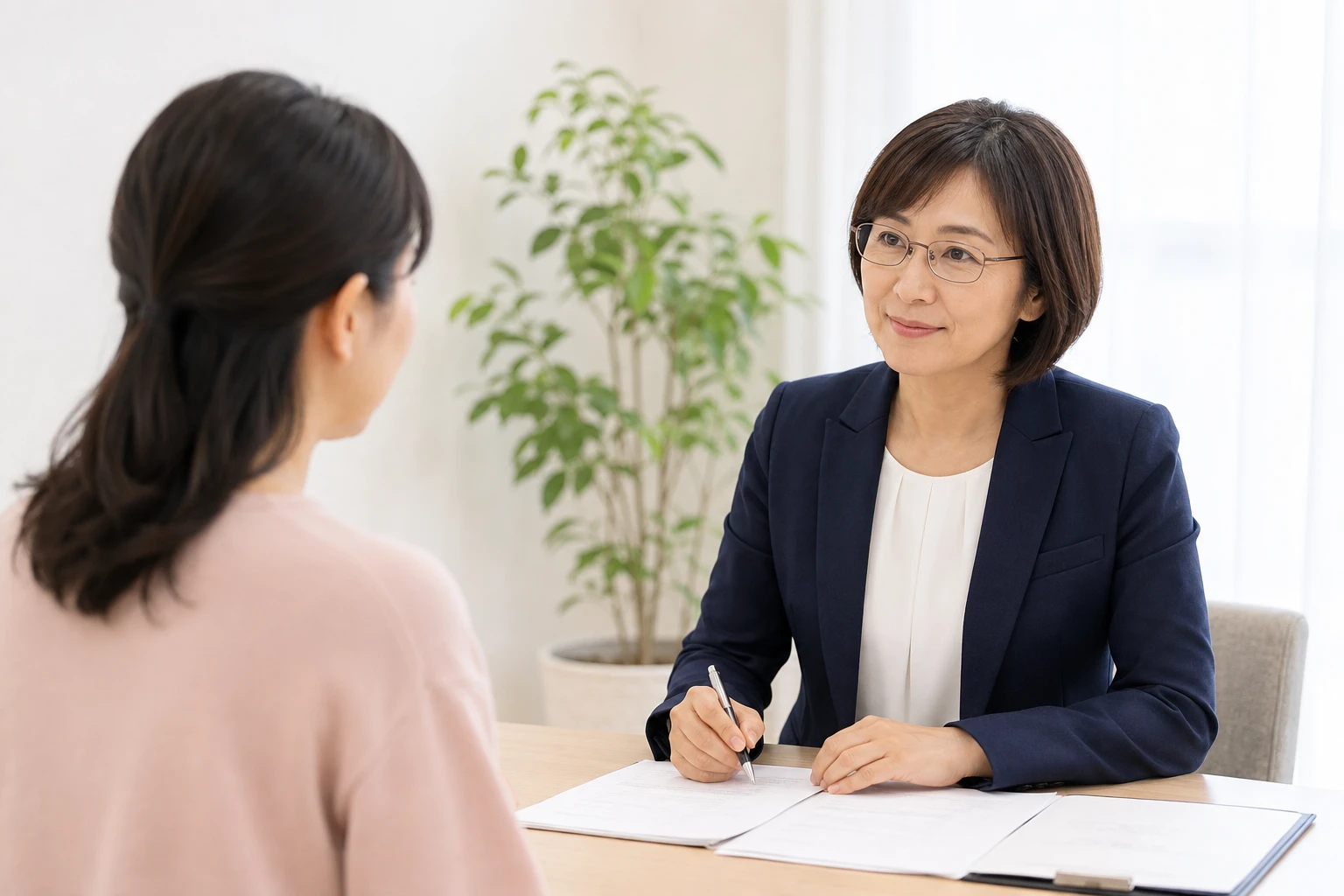 女性相談員が相談者のお話を伺うイメージ
