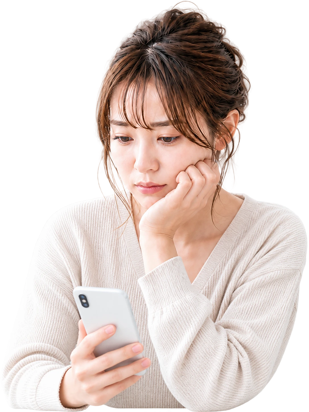 スマートフォンを見ながら不安そうに考える女性