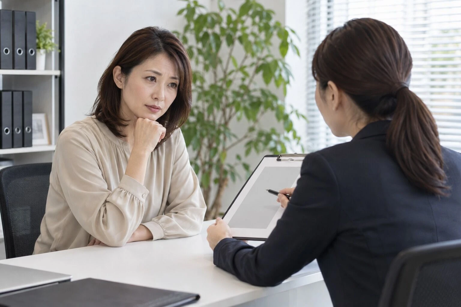 調査料金について相談する様子